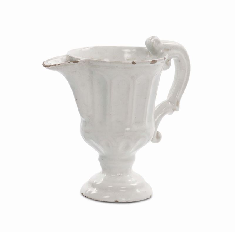 Brocca ad elmo in maiolica bianca, XVIII secolo  - Asta Arredi e Oggetti d'Arte da Importanti Collezioni Private - Cambi Casa d'Aste