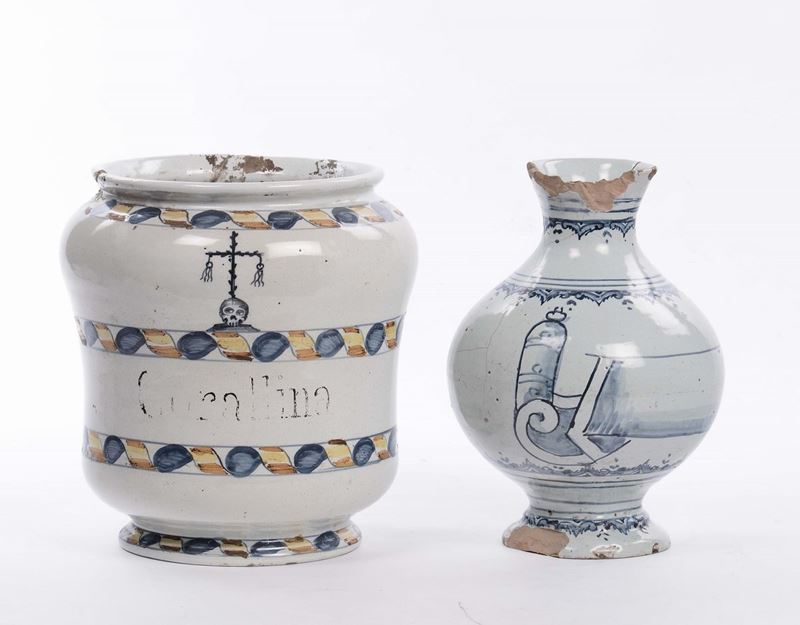 Albarello e bottiglia in maiolica, XVIII secolo  - Auction Furnishings and Works of Art from Important Private Collections - Cambi Casa d'Aste