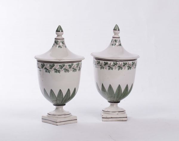 Coppia di vasi Impero con coperchio in porcellana, XIX secolo