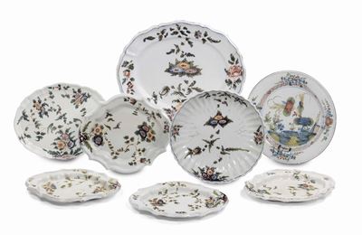 Sette Piatti Diversi e un Vassoio in Maiolica con Decoro a Tacchiolo, XVII Secolo