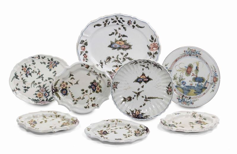 Sette piatti diversi e un vassoio in maiolica con decoro a tacchiolo, XVII secolo  - Auction Time Auction 6-2014 - Cambi Casa d'Aste