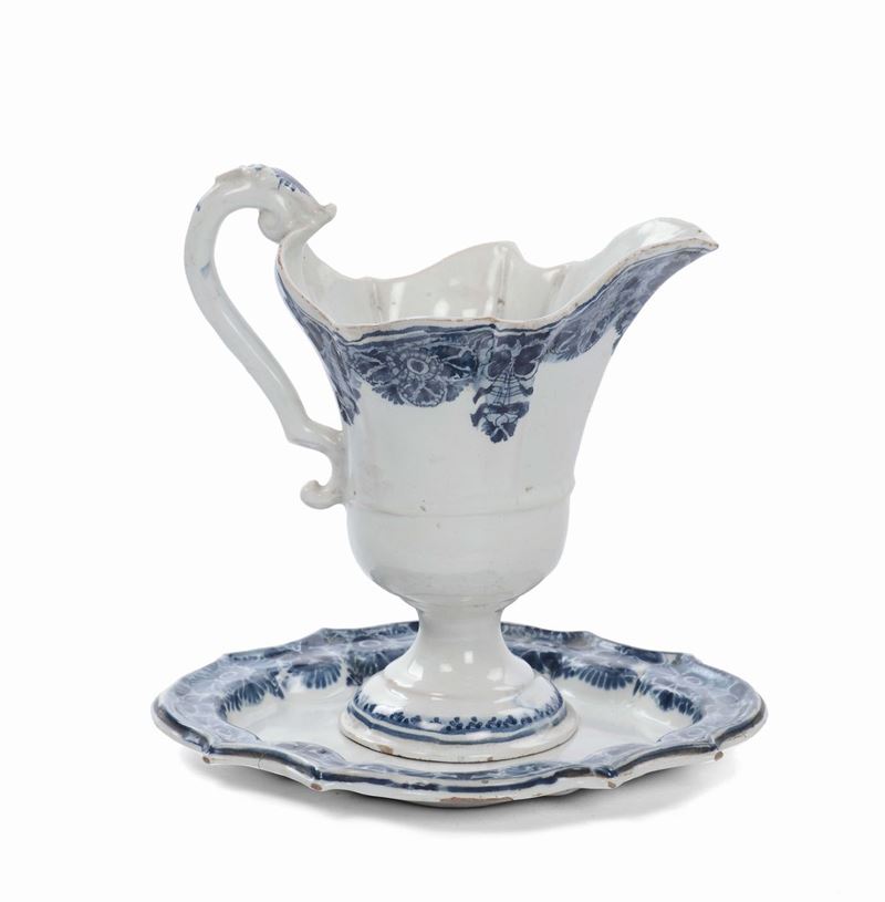 Brocca con vassoio in maiolica a decoro bianco e blu, XVIII secolo  - Auction Furnishings and Works of Art from Important Private Collections - Cambi Casa d'Aste