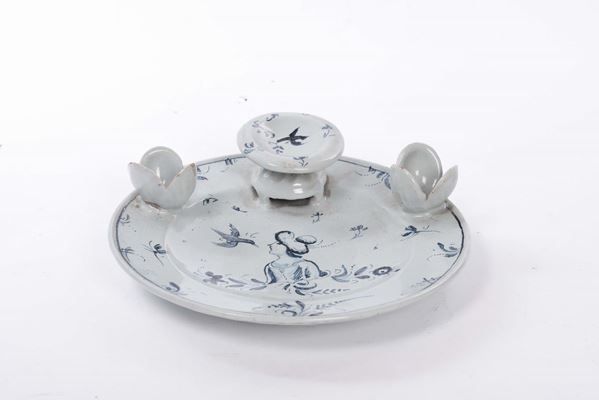 Calamaio in maiolica a fondo azzurro, XVIII secolo