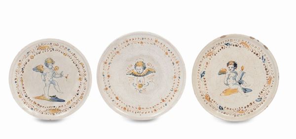 Lotto di tre alzatine in maiolica, Faenza seconda metà XVI secolo