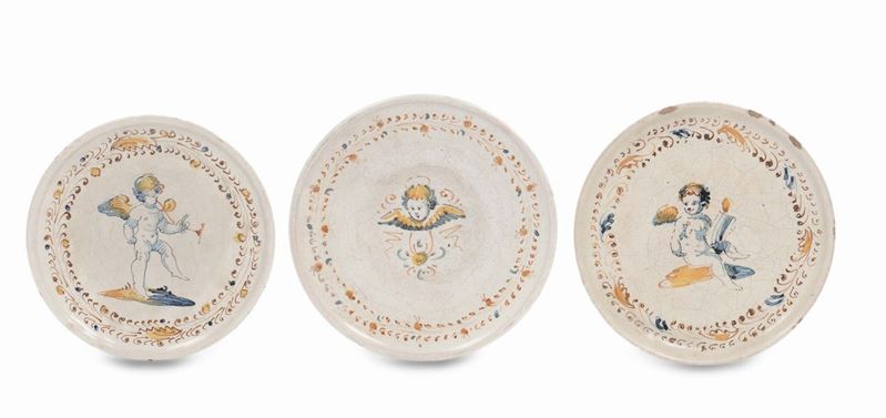 Lotto di tre alzatine in maiolica, Faenza seconda metà XVI secolo  - Auction Furnishings and Works of Art from Important Private Collections - Cambi Casa d'Aste