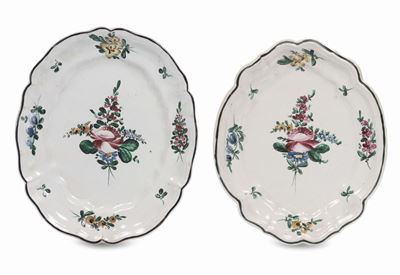 Due Vassoi Diversiin Maiolica con Decoro alla Rosa, Faenza, Ferniani, Fine XVIII Secolo
