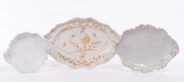 Tre piatti ovali diversi in maiolica, XVIII secolo