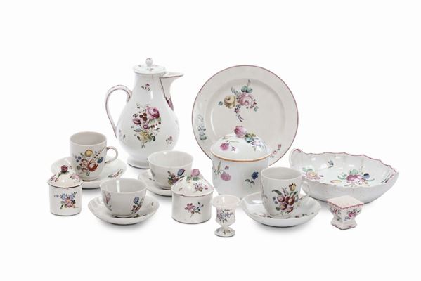 Lotto di tazzine e oggetti in porcellana con decoro alla rosa, Francia XVIII secolo