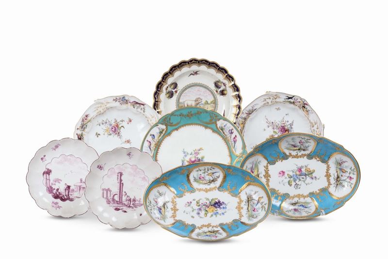 Lotto di sei piatti diversi in porcellana e due vassoietti, XVIII-XIX secolo  - Auction Furnishings and Works of Art from Important Private Collections - Cambi Casa d'Aste
