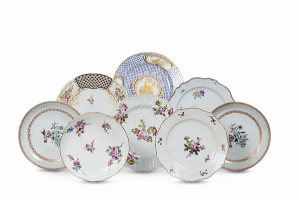 Lotto di otto piatti in porcellana differenti, XVIII-XIX Secolo