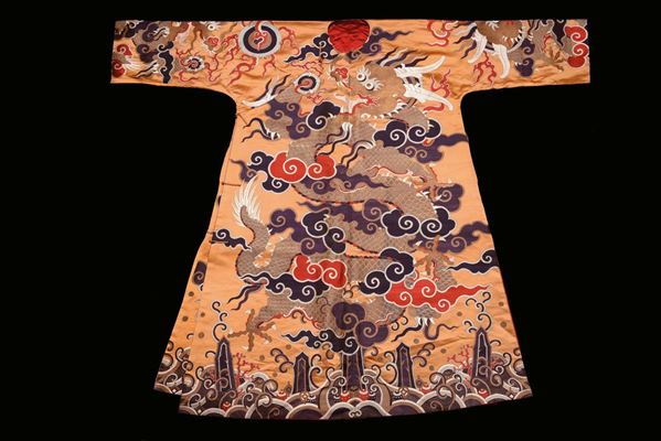 Veste in seta con decoro di draghi su fondo giallo, Cina, Repubblica, XX secolo