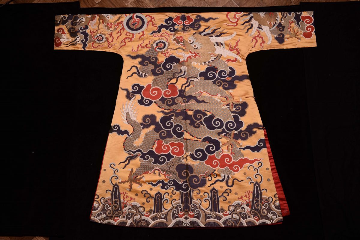 Veste in Seta con Decoro di Draghi su Fondo Giallo, Cina, Repubblica, XX Secolo