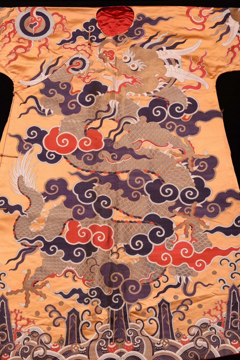 Veste in Seta con Decoro di Draghi su Fondo Giallo, Cina, Repubblica, XX Secolo