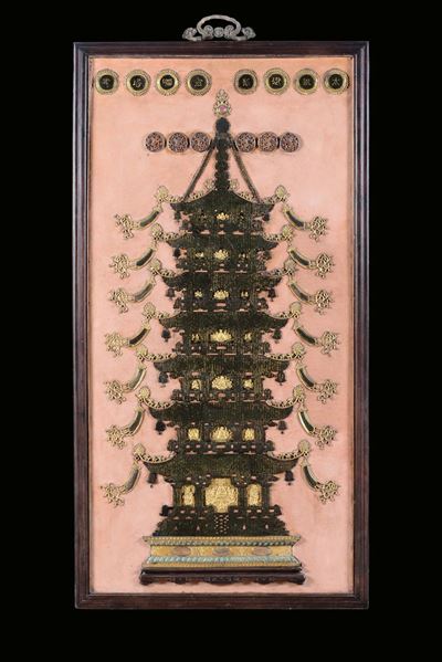 Raro Pannello in Lacca, Giada, Rame Dorato e Pietre Dure con Iscrizioni su Tutta la Superficie in...