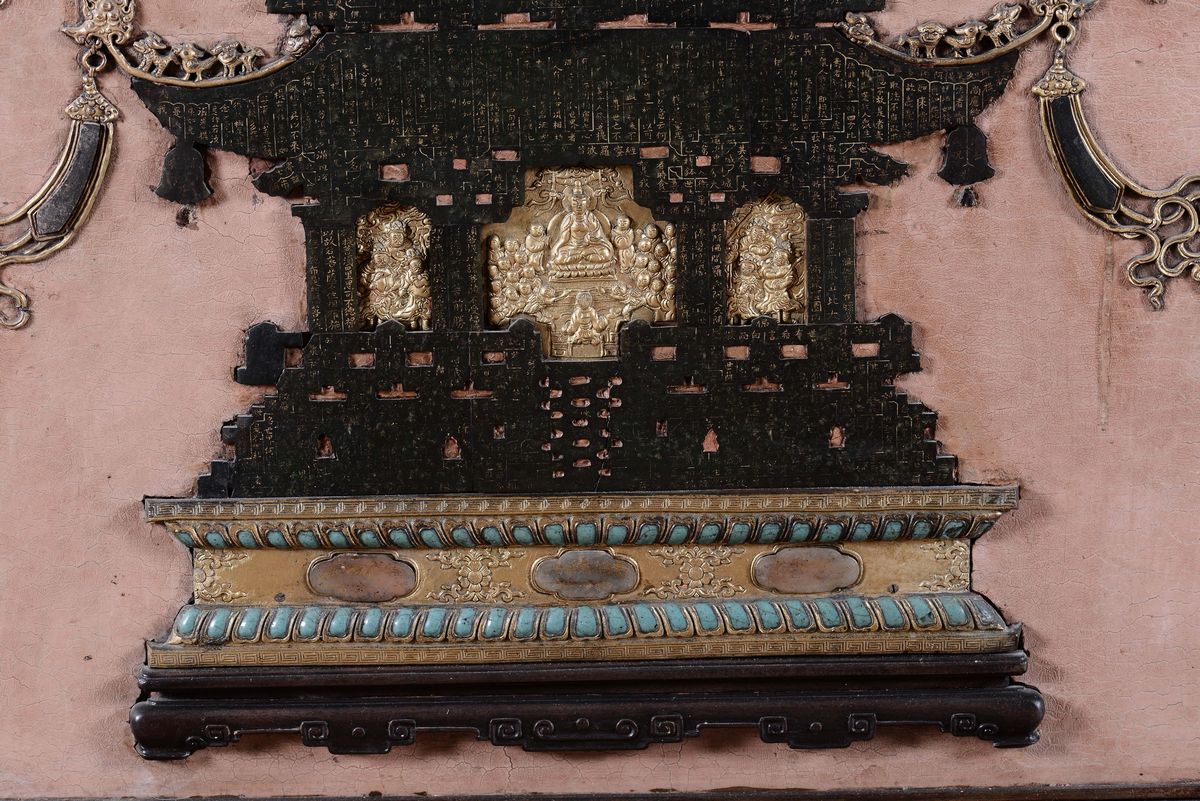 Raro Pannello in Lacca, Giada, Rame Dorato e Pietre Dure con Iscrizioni su Tutta la Superficie in...