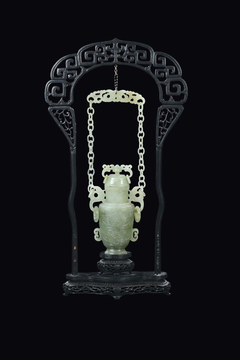 Vaso con catena in giada Celadon, Cina, Repubblica, XX secolo  - Asta Fine Chinese Works of Art - II - Cambi Casa d'Aste