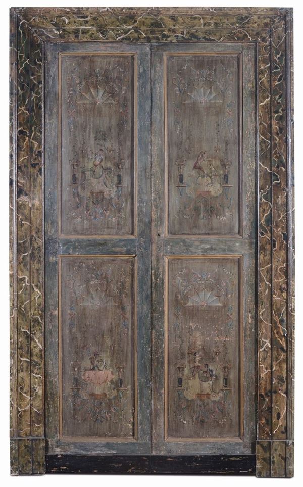 Coppia di porte in stile Luigi XVI complete di mostre laccate e dipinte con scimmiette, Piemonte XVIII secolo