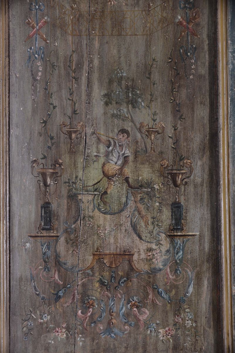 Coppia di Porte in Stile Luigi XVI Complete di Mostre Laccate e Dipinte con Scimmiette, Piemonte ...