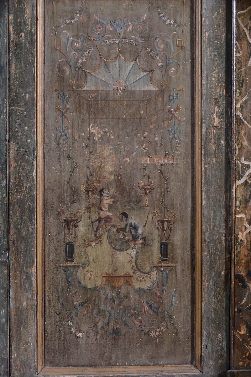 Coppia di Porte in Stile Luigi XVI Complete di Mostre Laccate e Dipinte con Scimmiette, Piemonte ...