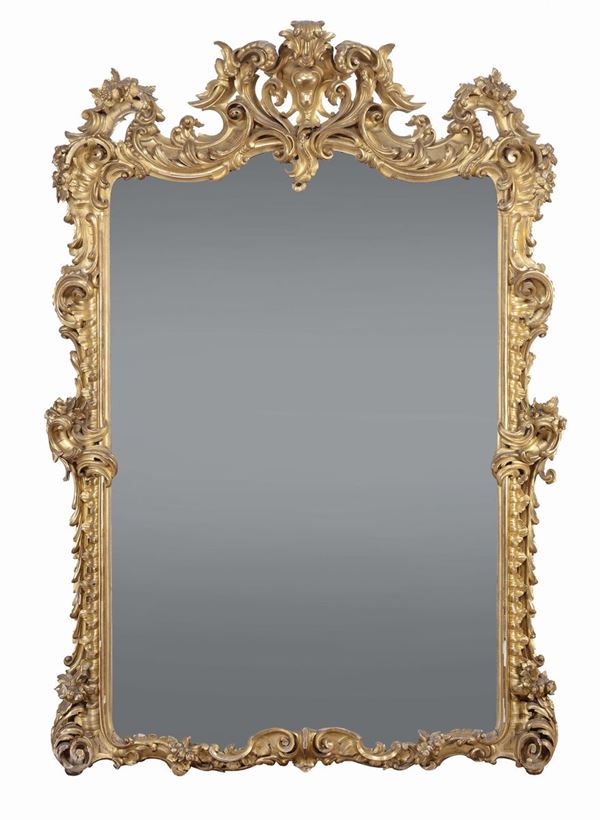 Grande specchiera in legno riccamente intagliata e dorata, Napoli metà XIX secolo