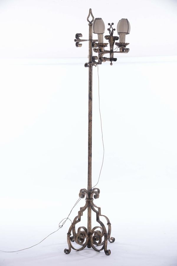 Piantana in ferro forgiato e dorato a foglie