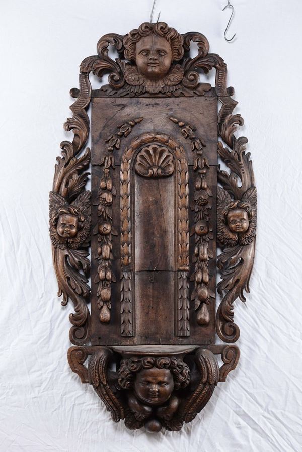 Mensola tipo acquasantiera in legno di noce intagliata, Italia centrale XIX secolo