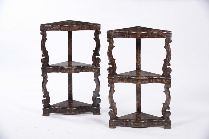 Coppia di piccole angoliere in stile Luigi XVI, Napoli XVIII secolo  - Auction Furnishings and Works of Art from Important Private Collections - Cambi Casa d'Aste