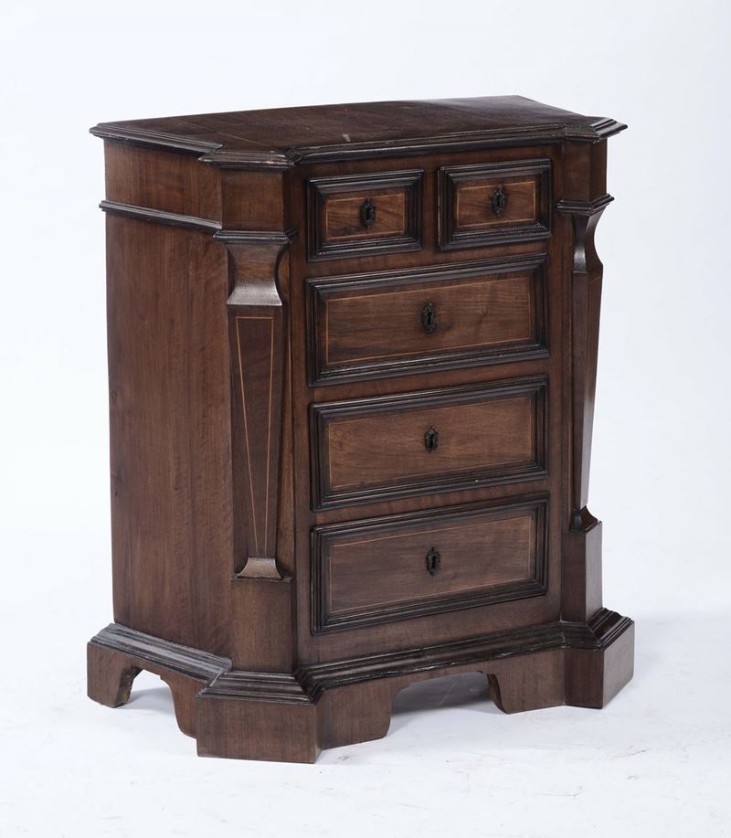 Comodino a trapezio in legno di noce in stile Luigi XIV  - Auction Furnishings and Works of Art from Important Private Collections - Cambi Casa d'Aste