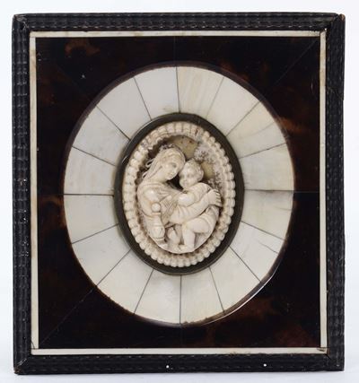 Piccola Miniatura in Avorio Raffigurante la Madonna della Seggiola con Bambino