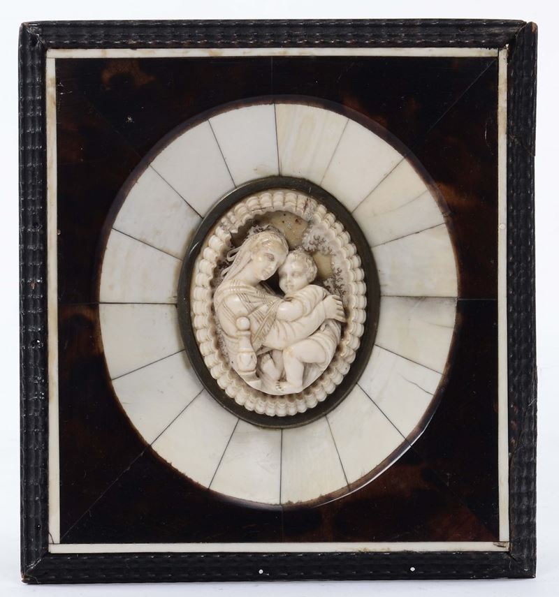 Piccola miniatura in avorio raffigurante la Madonna della Seggiola con Bambino  - Asta Arredi e Oggetti d'Arte da Importanti Collezioni Private - Cambi Casa d'Aste
