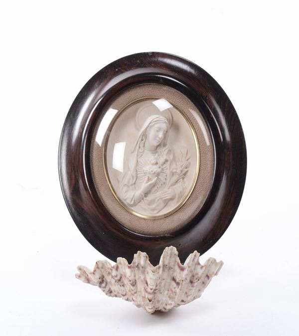 Schiuma raffigurante Madonna in cornice ovale a finto legno