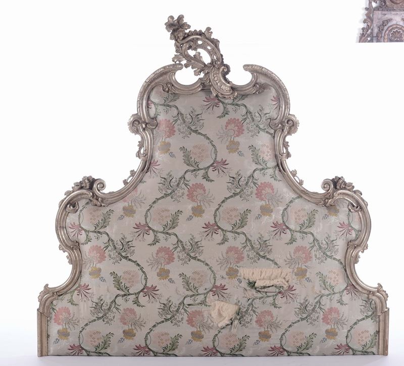 Testata di letto in stile Luigi XV in legno intagliato e dorato argento e mistura, Napoli  - Asta Arredi e Oggetti d'Arte da Importanti Collezioni Private - Cambi Casa d'Aste