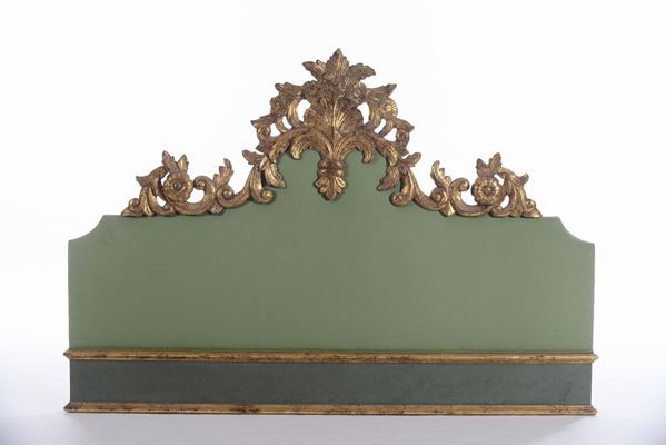 Testata di letto in stile Luigi XV in legno intagliato e dorato argento e mistura, Napoli