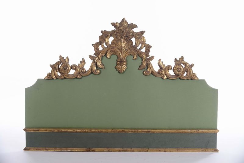 Testata di letto in stile Luigi XV in legno intagliato e dorato argento e mistura, Napoli  - Asta Arredi e Oggetti d'Arte da Importanti Collezioni Private - Cambi Casa d'Aste