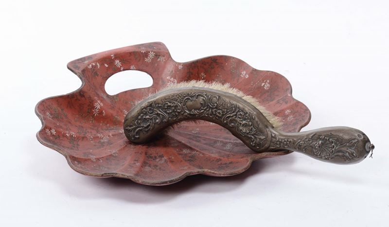 Raccogli briciole in legno laccato a cineserie completo di spazzola, Francia XIX secolo  - Asta Arredi e Oggetti d'Arte da Importanti Collezioni Private - Cambi Casa d'Aste