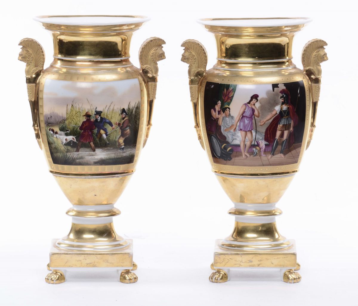 Coppia di Vasi Impero di Forma Schiacciata con Anse Raffiguranti Leoni Alati