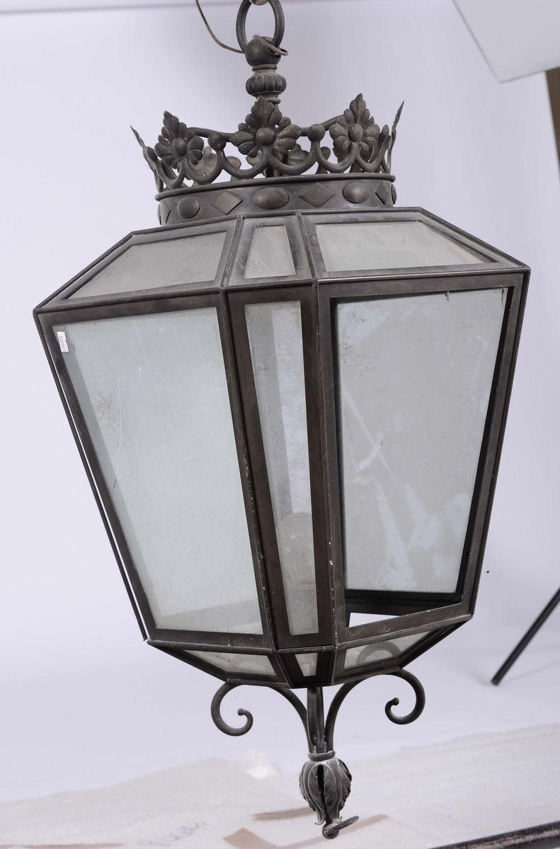 Lampione in ferro e vetro  - Asta Arredi e Oggetti d'Arte da Importanti Collezioni Private - Cambi Casa d'Aste