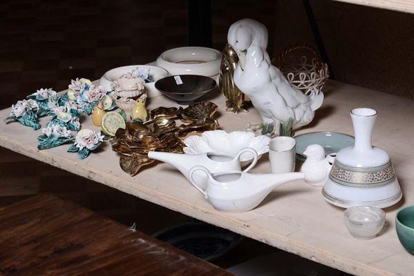 Lotto di piatti ed oggetti vari in porcellana e ceramica