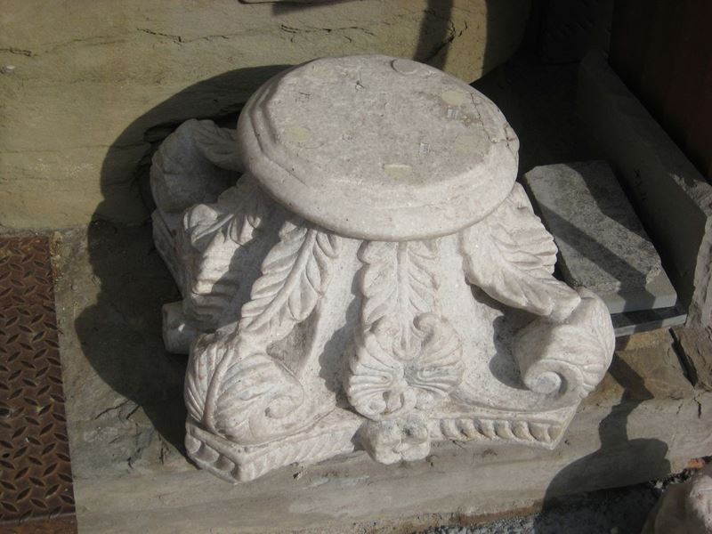 Capitello in marmo scolpito con foglie accartocciate  - Asta Arredi e Oggetti d'Arte da Importanti Collezioni Private - Cambi Casa d'Aste