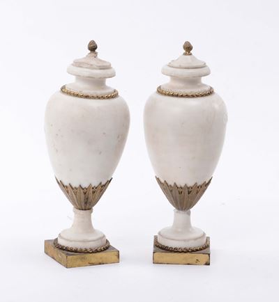 Coppia di Piccole Potiche Impero in Marmo Bianco e Bronzo Dorato, XIX Ssecolo