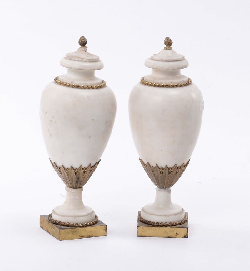 Coppia di piccole potiche Impero in marmo bianco e bronzo dorato, XIX ssecolo  - Auction Furnishings and Works of Art from Important Private Collections - Cambi Casa d'Aste
