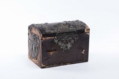 Scatola in Cuoio Decorata con Stemma e Data 1860
