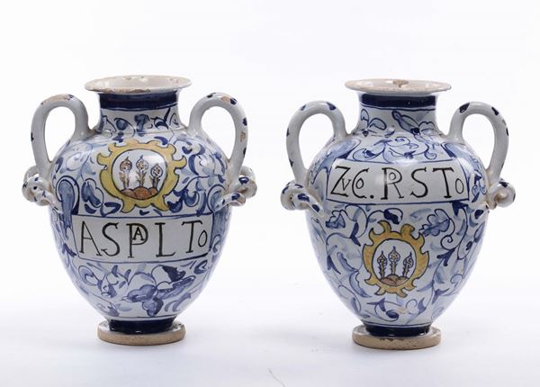 Coppia di brocche in maiolica, XIX secolo