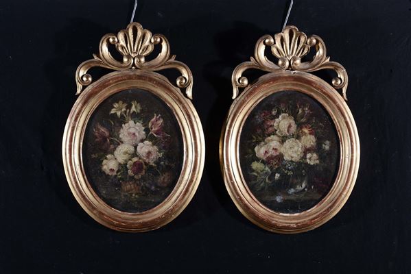Due dipinti ovali ad olio su tela raffiguranti fiori
