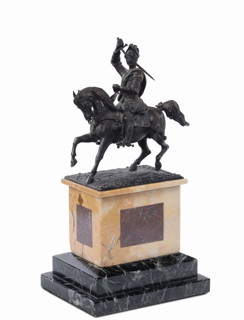 Scultura in bronzo brunito raffigurante cavaliere, XIX Secolo  - Auction Furnishings and Works of Art from Important Private Collections - Cambi Casa d'Aste