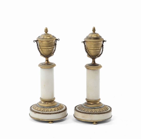 Coppia di candelieri Luigi XVI in marmo bianco e bronzo dorato, XVIII secolo
