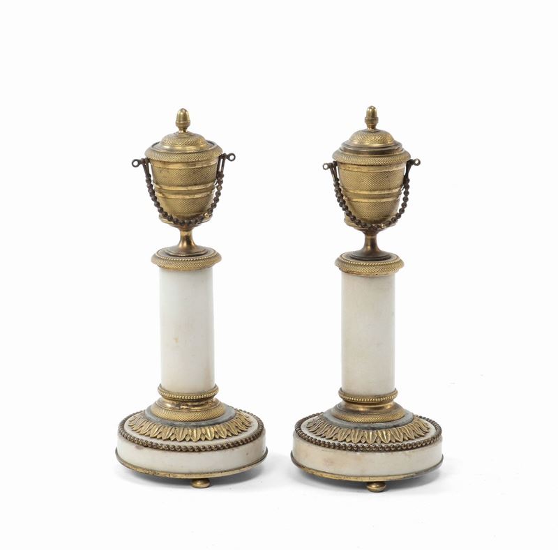 Coppia di candelieri Luigi XVI in marmo bianco e bronzo dorato, XVIII secolo  - Asta Arredi e Oggetti d'Arte da Importanti Collezioni Private - Cambi Casa d'Aste