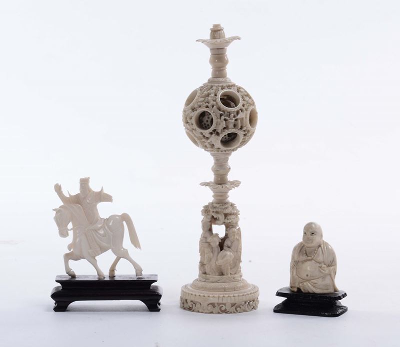Lotto di tre oggetti in avorio  - Auction Furnishings and Works of Art from Important Private Collections - Cambi Casa d'Aste