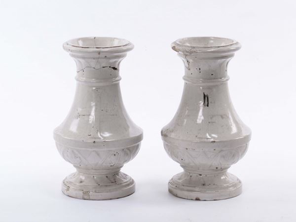 Due vasi in maiolica bianca