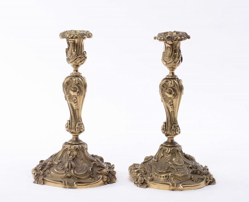 Coppia di candelieri in bronzo dorato, XIX secolo  - Asta Arredi e Oggetti d'Arte da Importanti Collezioni Private - Cambi Casa d'Aste